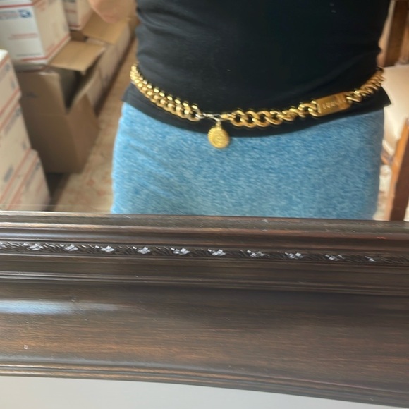 🌟🌟HOST PICK🌟🌟Beyond Stunning Chanel Belt comes with original box - Picture 2 of 9